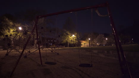 columpios,barras de escalada,parque vacío por la noche,praga,república checa,durante el cierre