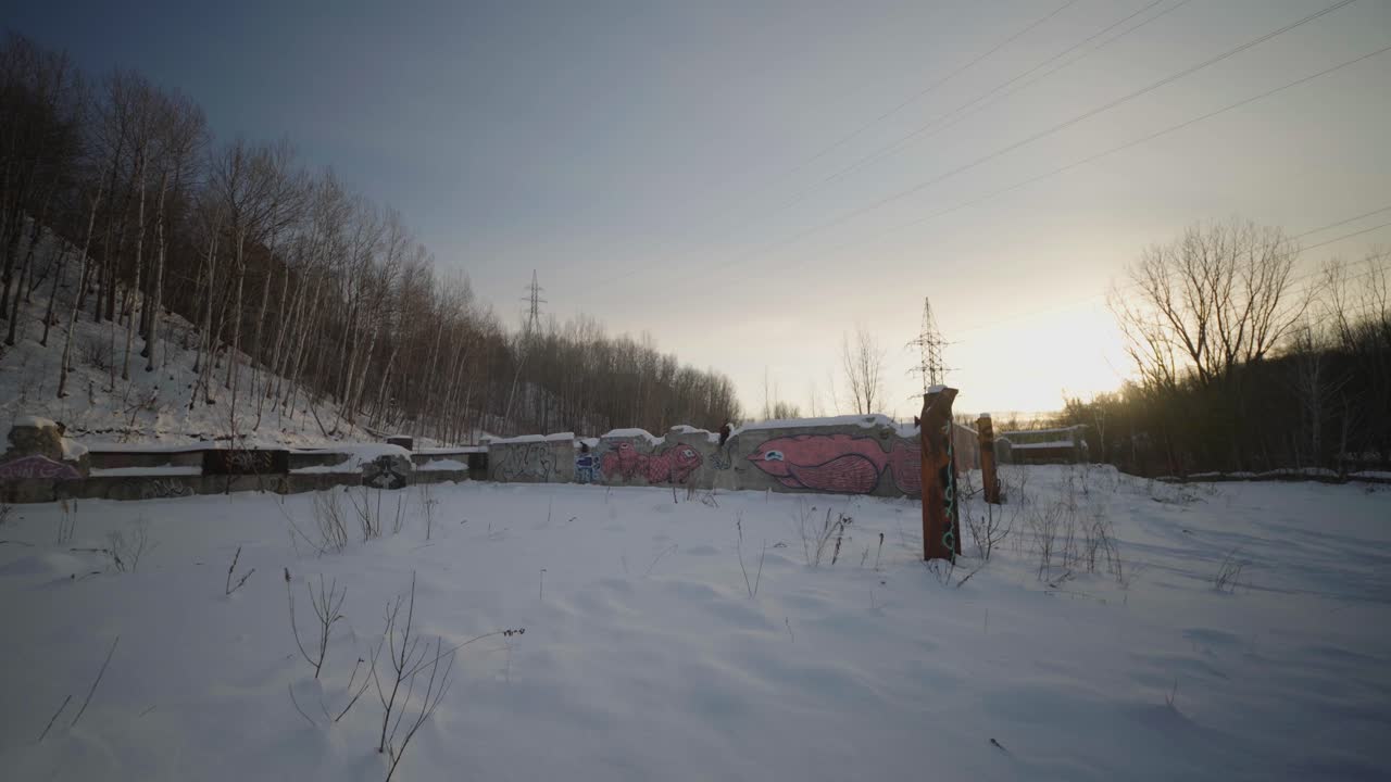 Belgo Factory, Shawinigan, Quebec, Canada, sito industriale abbandonato in inverno con terreno innevato, pareti con graffiti e movimento lento in avanti
