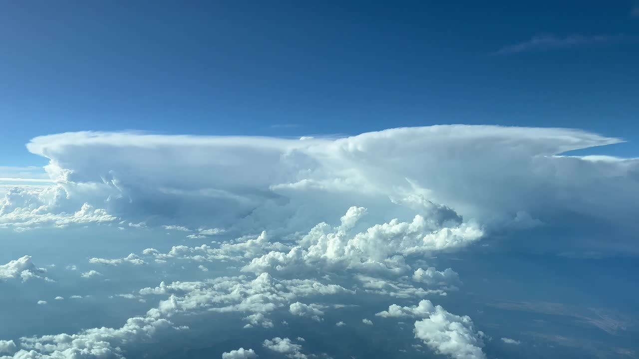 적란운의 위협적인 라인의 순항 수준에서 조종석 제트기에서 인상적인 조감도
