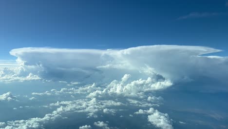 impresionante vista aérea desde un jet de cabina a nivel de crucero de una línea amenazante de cumulonimbus por delante