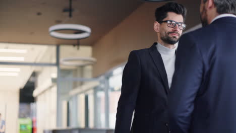 hombres de negocios en conversación