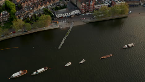 tomada aérea desde el club de remo putney riverside hasta el horizonte de londres