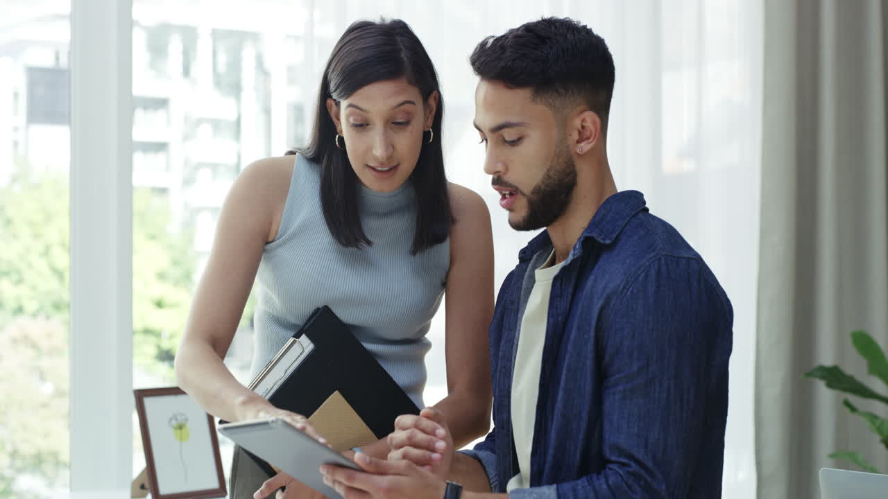 la gerente de oficina está hablando.