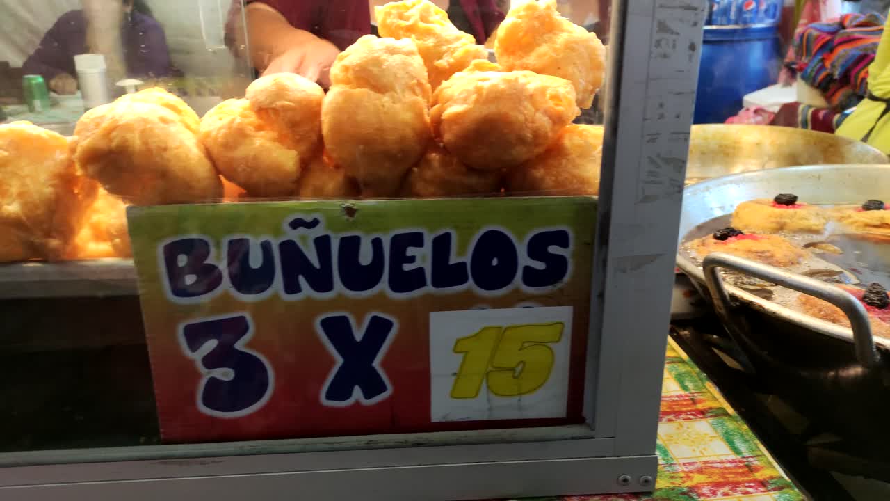 puesto de comida en guatemala vendiendo buñuelos