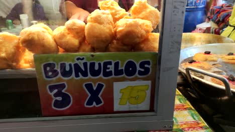 puesto de comida en guatemala vendiendo buñuelos