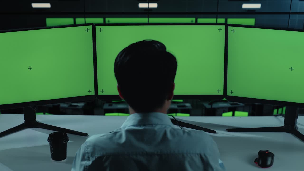 컨트롤 에서 여러 컴퓨터 화면을 모니터링하는 사람