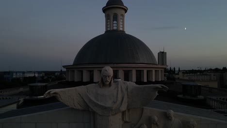 la arquecatedral de cristo el rey durante el anochecer