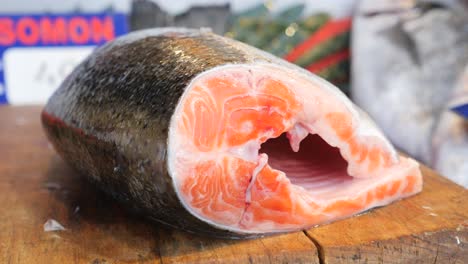 filete de salmón fresco en el mercado de pescado