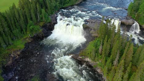 La-Cascada-Ristafallet-En-La-Parte-Occidental-De-Jamtland-Está-Catalogada-Como-Una-De-Las-Cascadas-Más-Hermosas-De-Suecia.