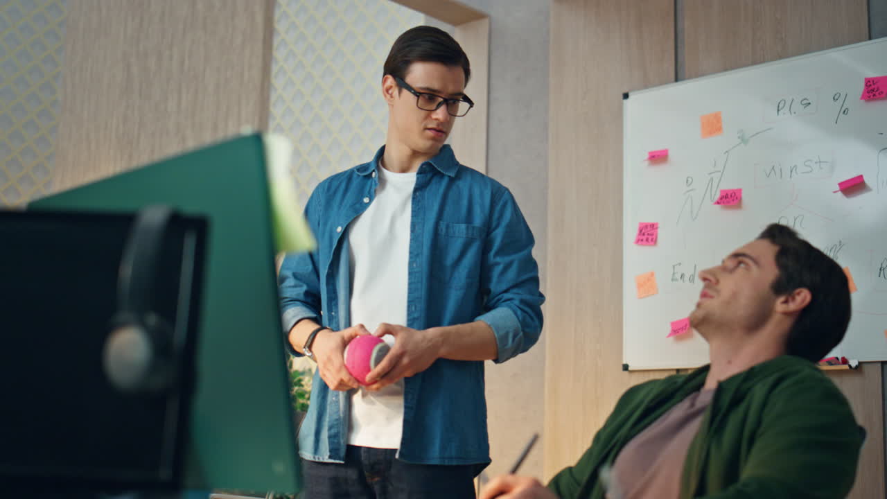 hombres de negocios creativos discutiendo proyectos en la oficina de cerca. chicos compartiendo ideas