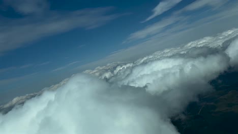 Immersive-POV-Wolkenlandschaft-Aus-Der-Sicht-Der-Piloten-Eines-Jets,-Der-In-Einer-Rechtskurve-über-Einige-Wolken-Fliegt