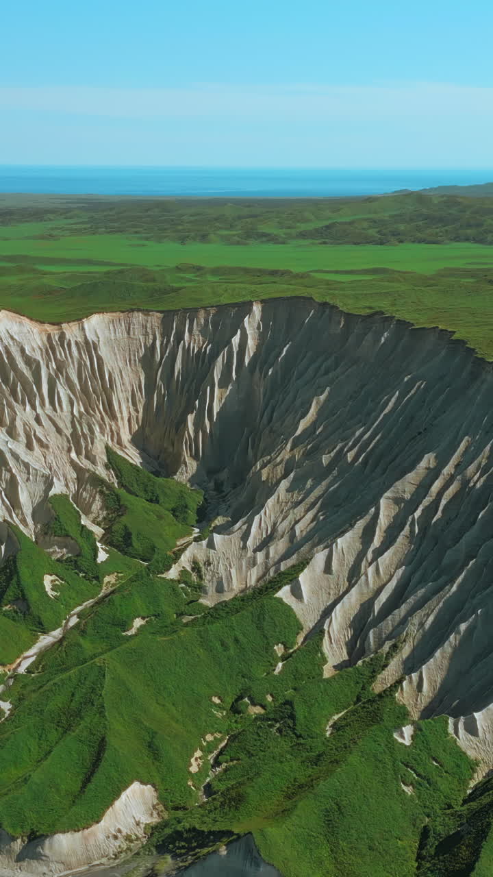 vista aérea de un valle con un cañón y una vegetación verde exuberante