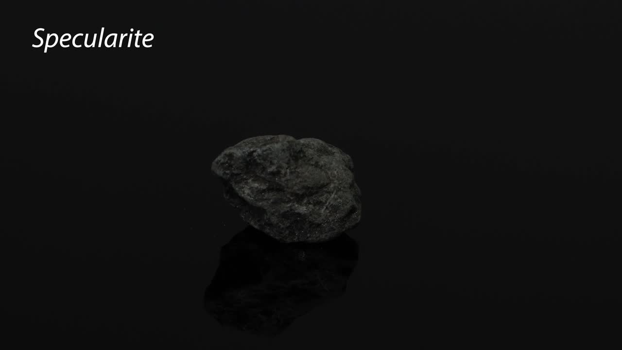 어두운 배경에서 회전하는 스라라이트 광물