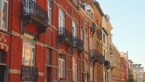 Paredes-De-Ladrillo-Con-Arquitectura-De-Balcón-En-La-Histórica-Calle-De-Bruselas,-Bélgica.