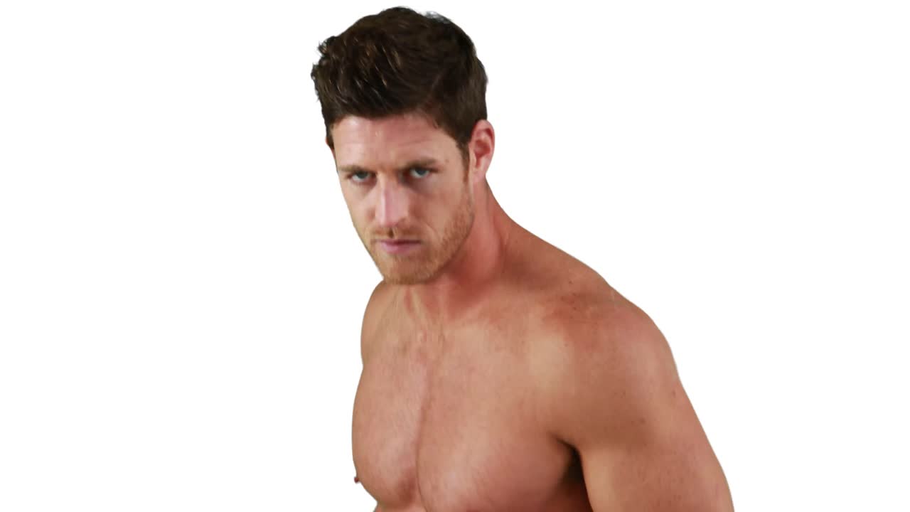 장갑을 입은 심각한 근육형 권투 선수 포즈