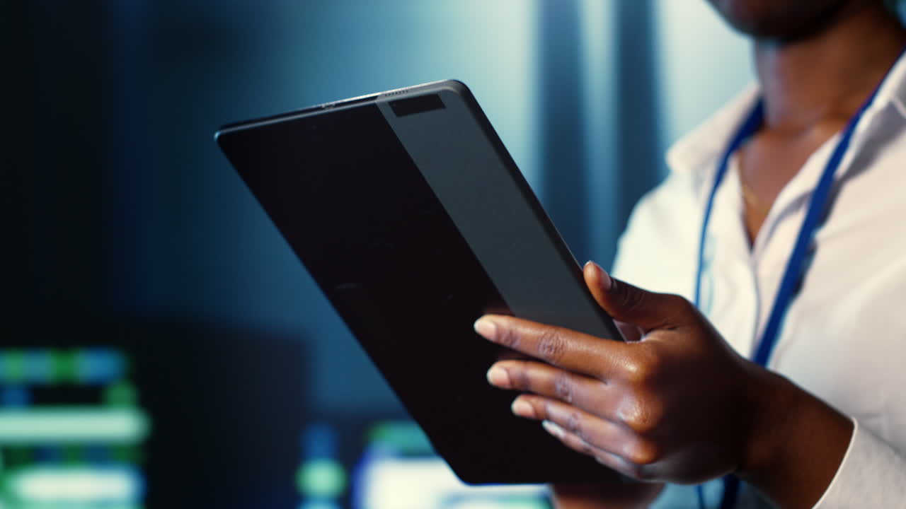 mujer camina a través de los servidores centrales