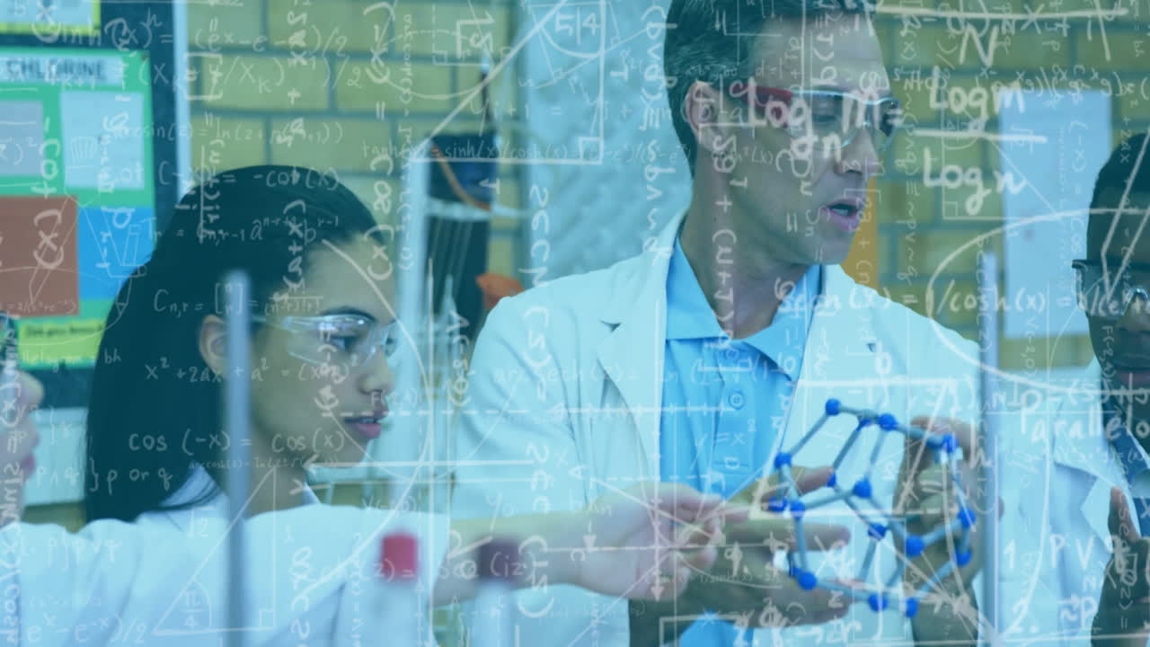 los científicos examinan el modelo molecular, las ecuaciones matemáticas animación sobre la escena de laboratorio