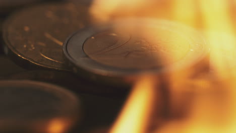 monedas en euros en llamas