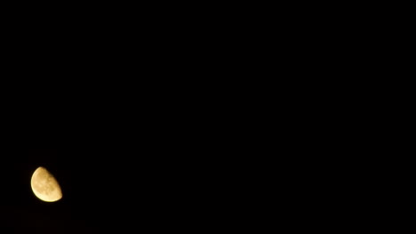 lapso de tiempo de una luna brillante en la noche