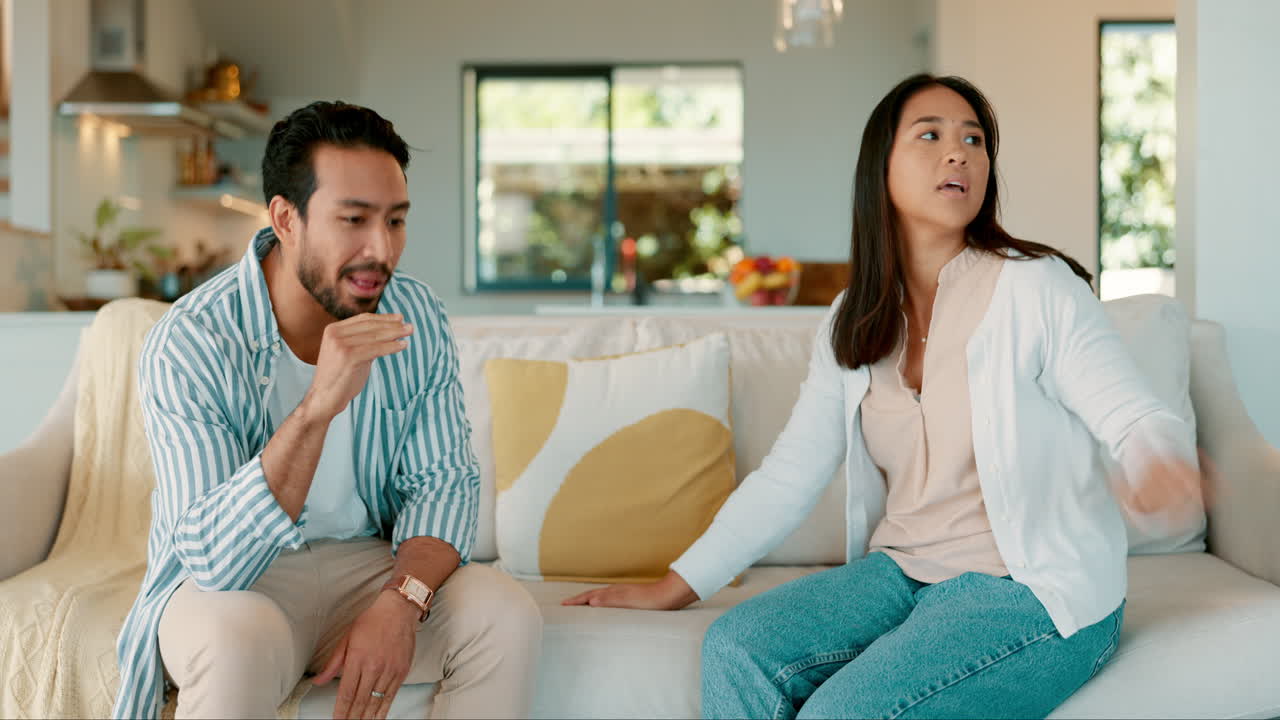 소파에 있는 커플과 싸우고, 좌절하고, 이혼합니다.