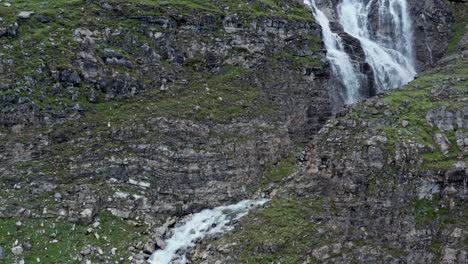 acantilados escarpados con cataratas de stroppia que fluyen hacia el lago niera