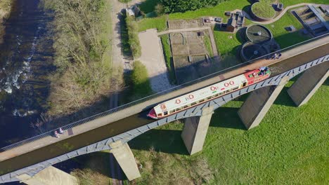 Un-Impresionante-Viaducto,-Puente-En-La-Hermosa-Ubicación-Galesa-Del-Acueducto-Pontcysyllte-Y-La-Famosa-Ruta-Del-Canal-Llangollen-Como-Un-Estrecho-Barco-Cruza