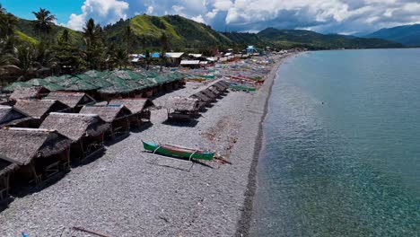 Luftüberflug-über-Den-Kiesstrand-Von-Mabua-Mit-Banca-Auslegern-Am-Strand