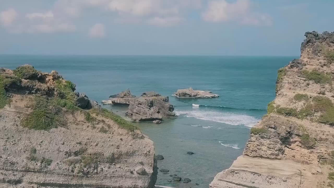 impresionante video aéreo de un país de las maravillas cinematográfico de la formación rocosa alapad en basco batanes en filipinas