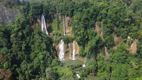 Un-Dron-Giratorio-De-La-Cascada-Thi-Lo-Su,-Ubicado-Fuera-De-Los-Caminos-Trillados-En-El-País-Mochilero-De-Tailandia-En-El-área-De-Umphang-En-El-Continente-Asiático