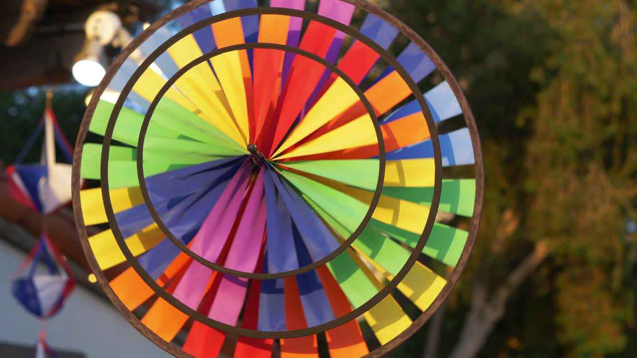 rueda de pinos colorida girando por el viento en 4k cámara lenta 60 fps