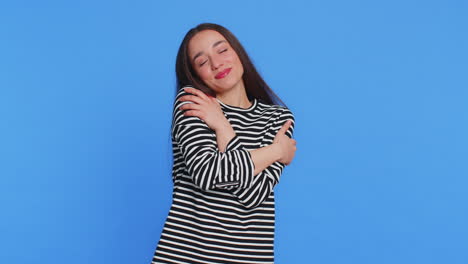 joven mujer extender las manos y dar un abrazo a usted expresión agradable amor sentimientos orgullosos satisfechos