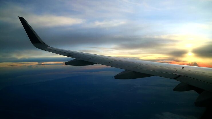 veduta mattutina dell'alba dalle finestre dell'aereo