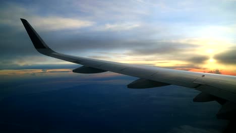 Blick-Auf-Den-Morgensonnenaufgang-Aus-Den-Flugzeugfenstern