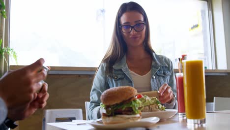 mujer tomando una foto de comida 4k