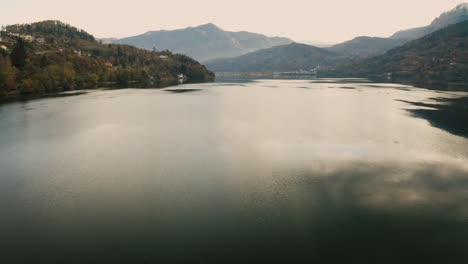 Un-Dron-Gira-Siguiendo-Una-Bandada-De-Pájaros-En-El-Lago-Caldonazzo