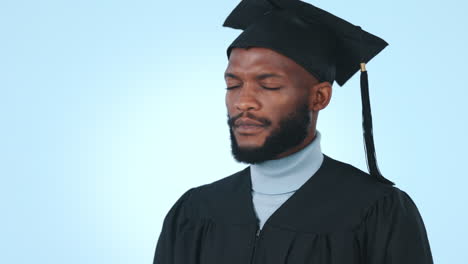 túnica, graduado y hombre negro con agotamiento
