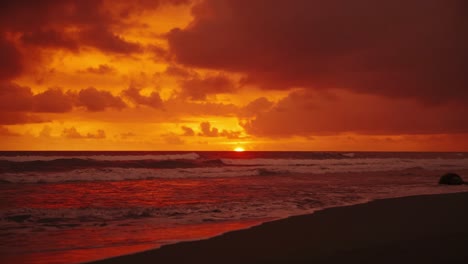 Beautiful-sunset-time-lapse-of-a-sunset-at-a-wide-and-remote-sandy-Pacific-beach-near-Manuel-Antonio-National-Park,-Costa-Rica