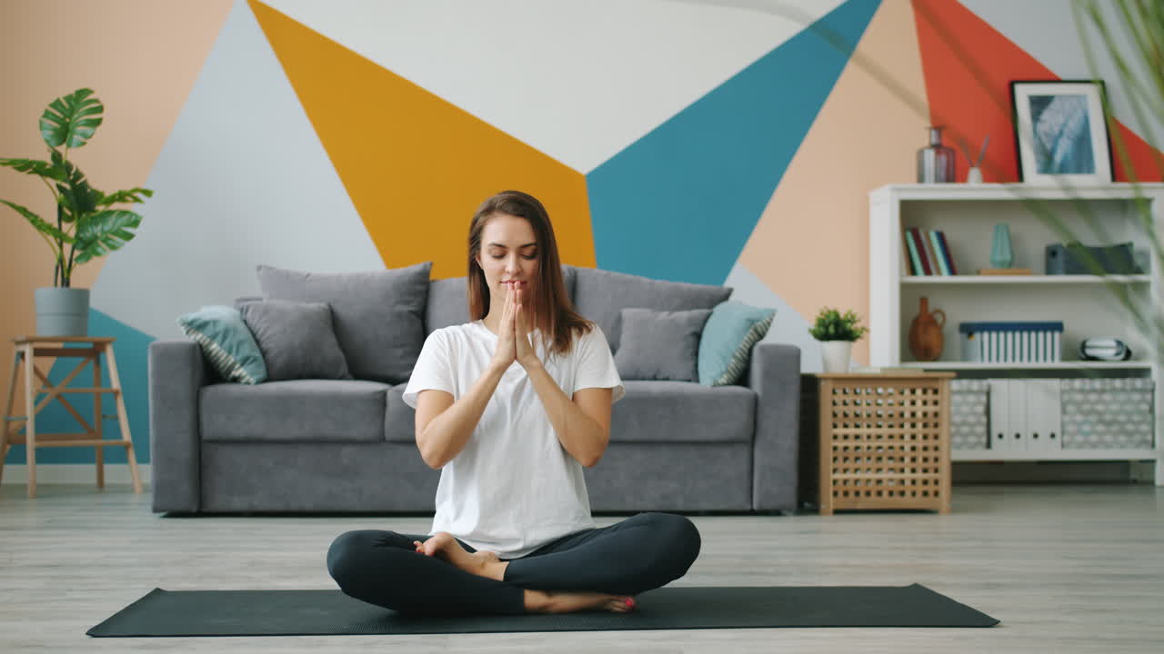 mujer practicando yoga en casa