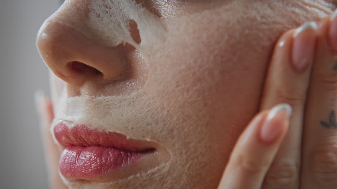 얼굴 마스크를 쓴 여자