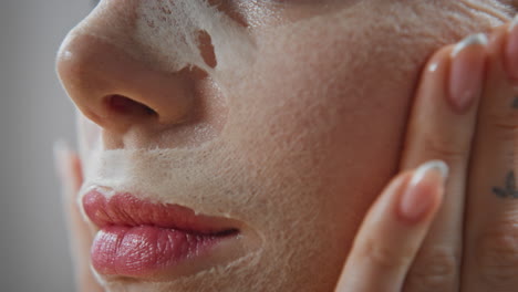 mujer con máscara facial