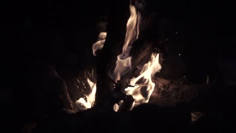 Toma-En-Cámara-Lenta-De-Llamas-Y-Brasas-De-Un-Cálido-Fuego-De-Campamento-En-El-Parque-Nacional-De-Yosemite