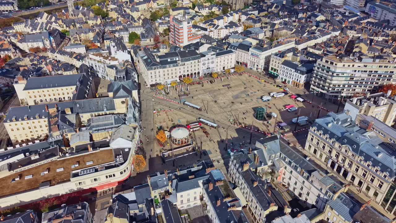 Luchtfoto van Place de la Republique met Chapelle de la Visitation tussen dichte huizenblokken, decoratief