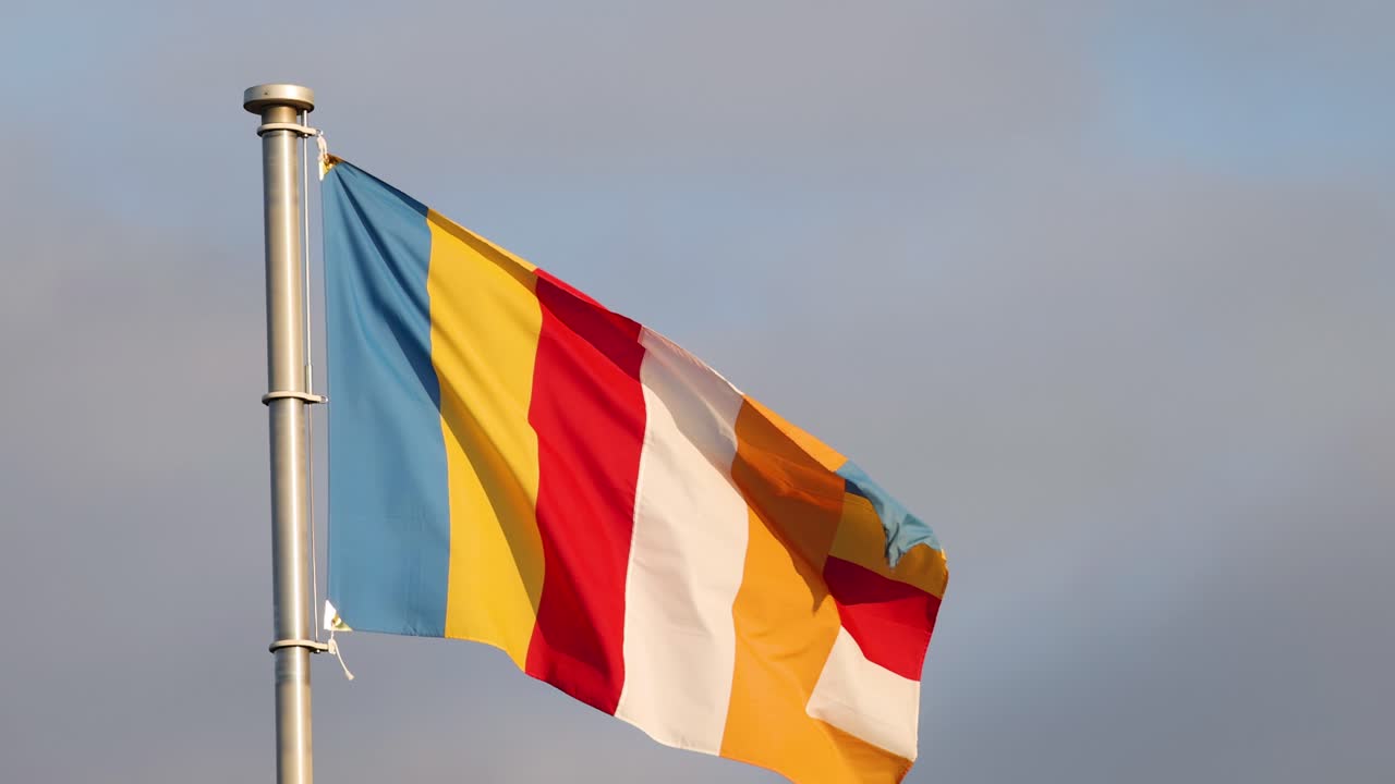 Una bandiera colorata sventola vivacemente nel vento