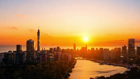 la puesta de sol proyecta colores vibrantes sobre el horizonte de chicago, con rascacielos creando largas sombras en el río debajo.