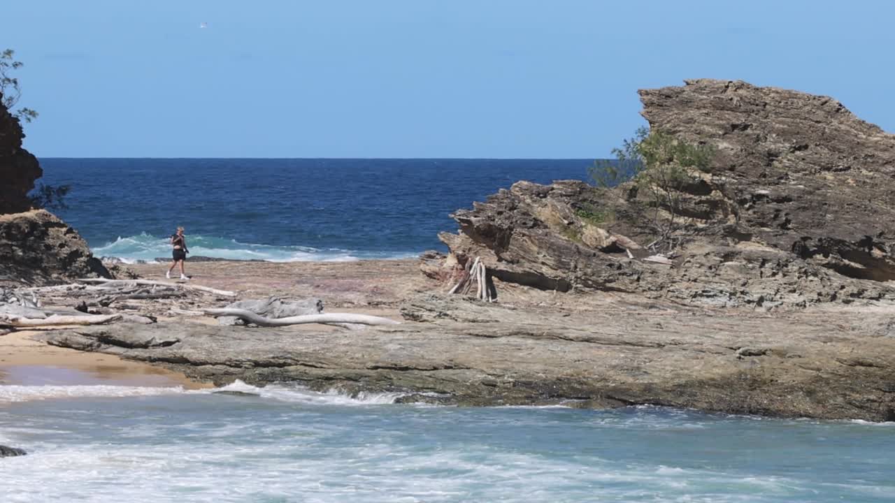 las olas lavan suavemente sobre una playa tranquila