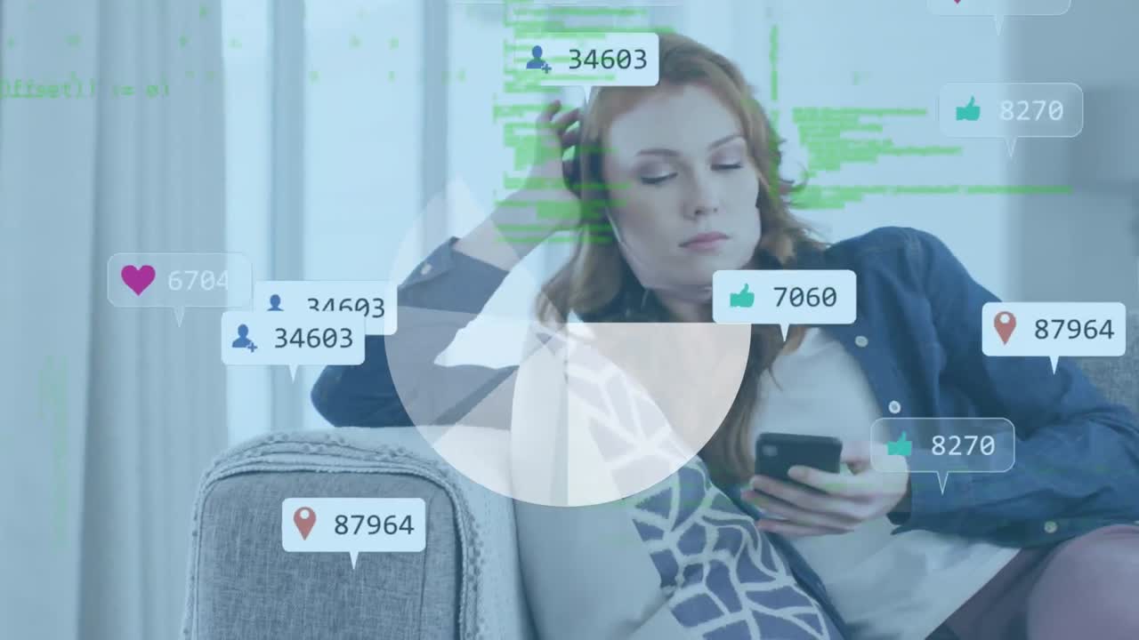 animación de iconos de redes sociales y procesamiento de datos sobre mujeres que usan teléfonos inteligentes