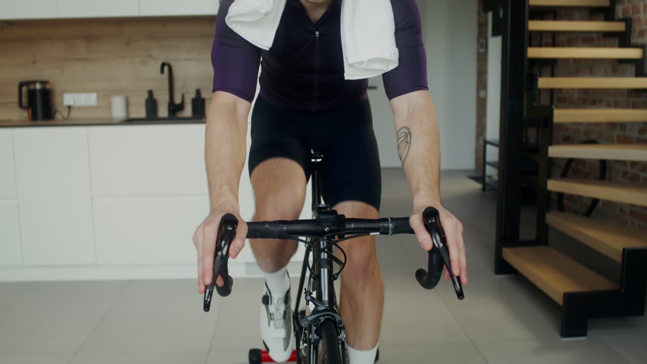 남자 실내 자전거 운동