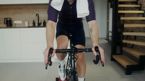 hombre entrenamiento de ciclismo en interiores