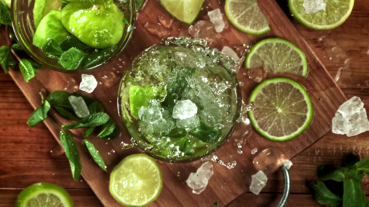 Cubetti di ghiaccio che cadono in un rinfrescante cocktail Mojito