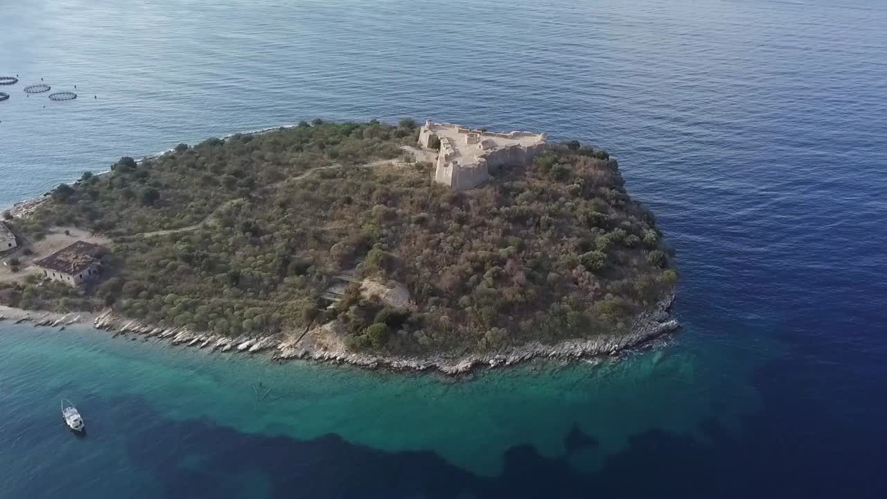 Ilmakuva linnasta saarella Albanian rannikolla.